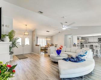 Spring Hill Home Private Pool, 9 Mi to Beach! - Spring Hill - Living room