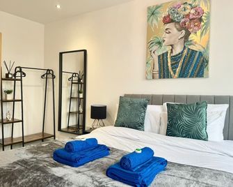 The Crown View - Luxury Apartment - Free Parking Nearby - Harrogate - Bedroom