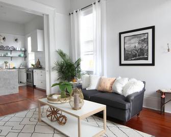 Hgtv's Bywater Beauty As Seen On New Orleans Reno - Stunning Spacious 1-bedroom - New Orleans - Living room