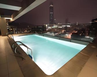 Hotel Torremayor Lyon - ซานติอาโก - สระว่ายน้ำ