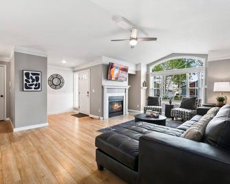 Scandinavian Chic - Hot Tub, Bikes and Lake Life! - Loveland - Living room
