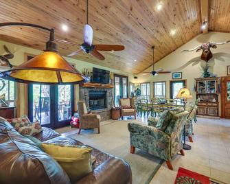 Spacious Riverfront Cabin Near Local Attractions! - Glenwood - Living room