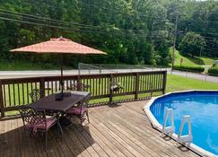 Brick By The Bridge - Excellent Winter Rates! 4 bed / 2 bath Comfy Vacation Home - Fayetteville - Piscina