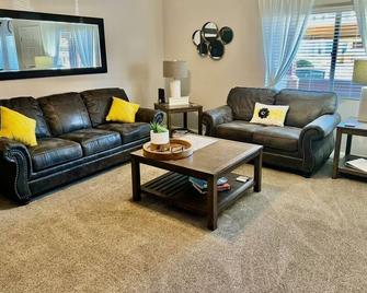 Great Ground Level Getaway! Sleeps 6. - Mesquite - Living room