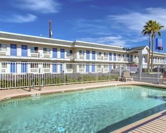 Motel 6-Phoenix, AZ - Airport - 24th Street - Phoenix - Piscina