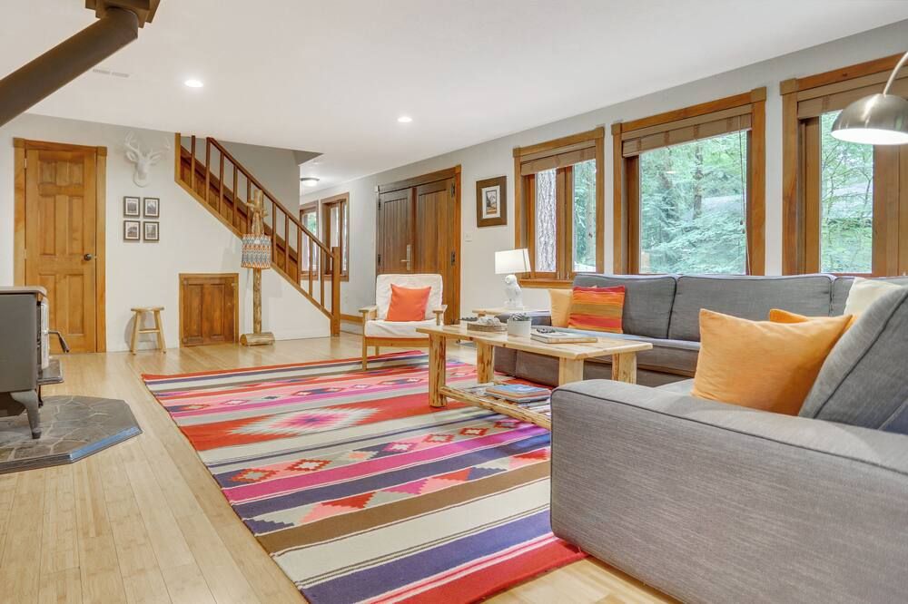 Mt. Hood Alpine Chalet w/ hot tub, kid & dog friendly - Brightwood - Sala de estar