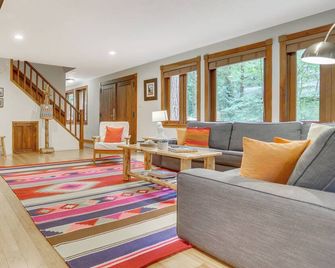 Mt. Hood Alpine Chalet w/ hot tub, kid & dog friendly - Brightwood - Sala de estar