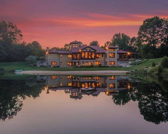 Timeless Euro Tuscan gated estate on 14.5 acres with vineyard, pond and gardens. - Holland - Gebäude