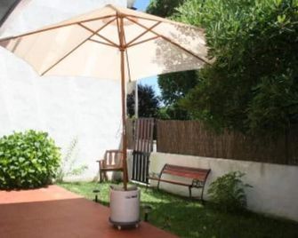 At The Beach With a Private Garden - Carcavelos - Patio