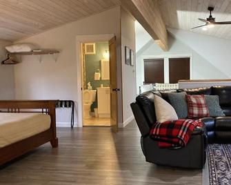 Big Cedar House: Quiet Trees, Golf, Winery, 1 mile to ski, Firepit. EV charger - Lutsen