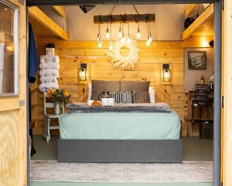 Meadow View Romantic Nature Stay w Barn, Outdoor Tub and Sauna - Newport - Camera da letto