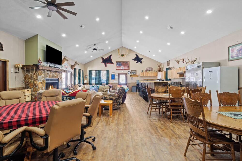 Private 19 Acre Lodge w/fire pit in the Heart of Elk Country. Sleeps 24+