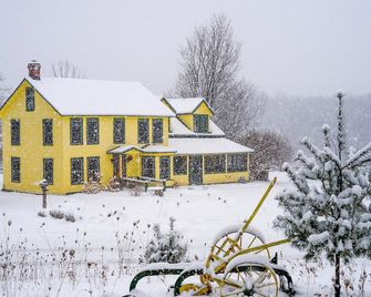 Honeymoon Cabin with Jacuzzi Tub - Keene - Edificio