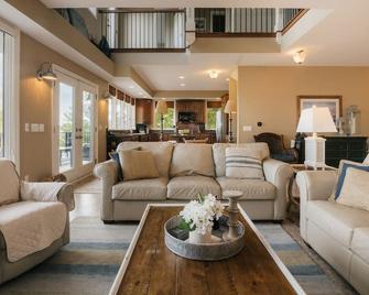 Castle on Lake Michigan near Silver Lake Dunes - Silver Lake - Living room