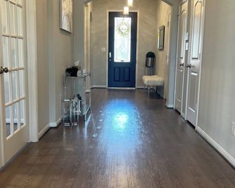 Charming 2-bedroom house in Rosenberg with AC, WiFi - Rosenberg - Hallway