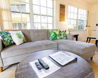 270B - Boca Retreat w/ Pool, Parking, Near Evert Tennis & Shops - Boca Raton - Living room