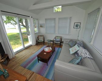 Eastern Shore beach cottage get-away - Rock Hall - Living room