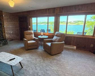 Year-round Lakefront Cabin + Outdoor Sauna - Jamestown - Olohuone