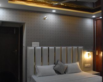 Hotel Lilac Doors - باتنا - غرفة نوم