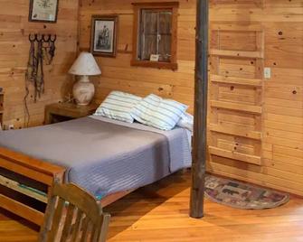 Bunkhouse on Working Ranch/Bird Sanctuary. Cozy, cabin w. bathroom and kitchen - Gothenburg