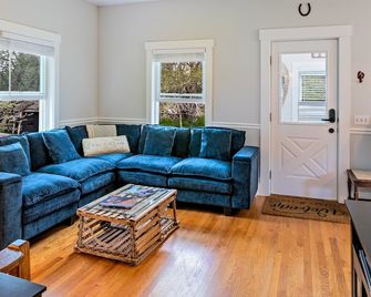 Updated 1900s Home with Fire Pit - Pet Friendly - Mount Desert - Sala de estar