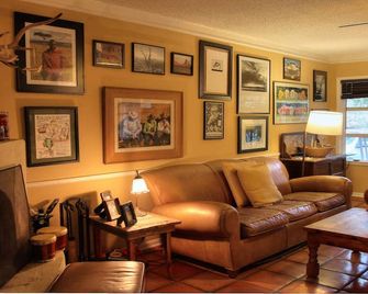 SXSW Discount! Save 100 Per Night! \n\nWalk to the lake, park & Barton Springs! - Austin - Sala de estar
