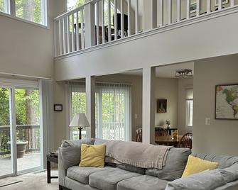 Bay view from Calvert Cliffs, Solomons Island & State Park nearby - Lusby - Living room