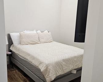 New stylish apartment in renovated building with new furnishings! - Elizabethtown - Habitación