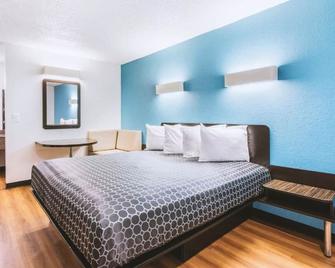 Blue Way Inn & Suites by Jasper Beeville-1 King Bed Non Smoking - Beeville - Bedroom
