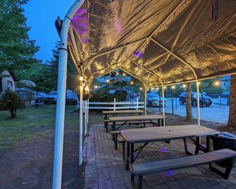 Tiny Wood Cottage 14 - Wasaga Beach - Patio