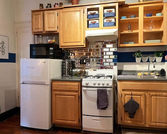 Whimsical Apartment Downtown Les - New York - Kitchen