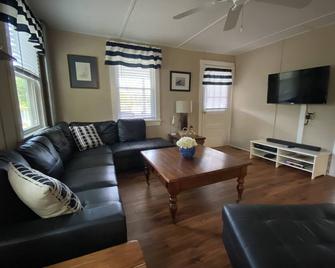 Our Home on the Cove: waterfront, peaceful, wooded, comfy, family friendly - Pasadena - Living room