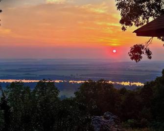 Private and Secluded! Enjoy the stunning view and wooded surrounding. - Morrilton - Outdoors view