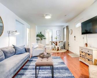 Glass Street Bungalow Hot Tub Walk To Franklin - Franklin - Living room