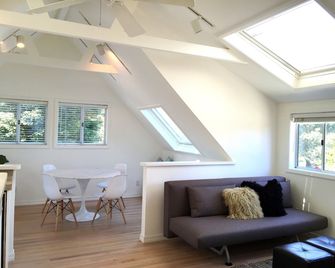Detached Guest House: Walk To Town, 1030 Sq Ft, 1 Br/1.5 Ba, Mt. Tam Vie - Mill Valley - Living room