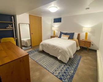 Apartment close to downtown Rochester, walking distance to Mayo! - Rochester - Bedroom