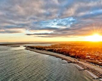 2 bedroom house with hot tub, near beaches etc - Christchurch - Beach