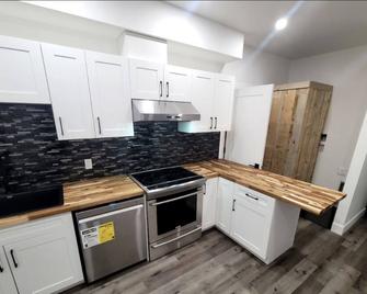 Quiet bright 2 bedroom 1 bathroom suite in town! - Duncan