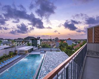 Eastin Ashta Resort Canggu - North Kuta - מרפסת