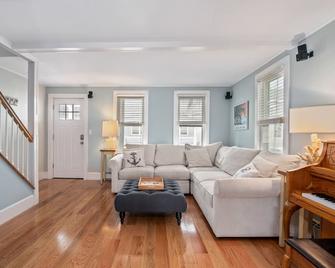 Sea Bright Beach Beauty. 1 Block To Beach, Restaurants, Entertainment. 3br, Deck - Sea Bright - Sala de estar