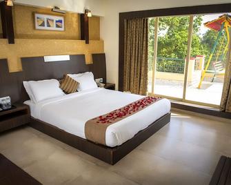 Adamo The Resort - Matheran - Bedroom