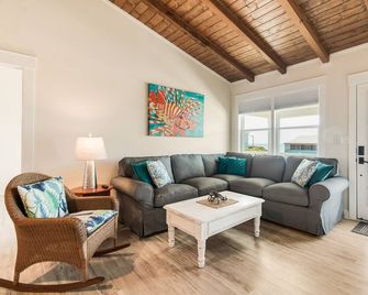 Beautiful Oak Island Ocean View Home Only Steps To The Beach And Boat Launch! - Oak Island - Sala de estar