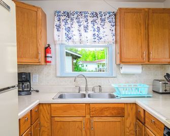 Beach + Aquapark! Playground, Scooters, Sups, Kayaks, Campfires - Cottage 3 - Little Lake - Kitchen