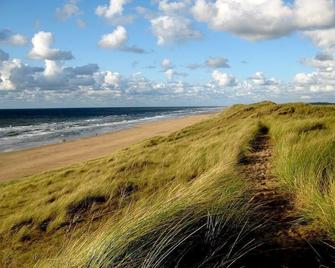 Holiday house with 3 bedrooms for 6 people with garden and 500 meters from the beach. - Egmond aan Zee - Strand