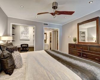 Two- Step Home: Amazing Condo in great location All Expenses included - Grand Prairie - Bedroom