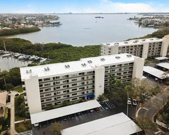 Amazing Location! Five Minutes from the Beach! Family-Sized Condo - South Pasadena - Building