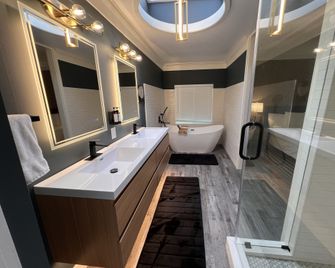 Mendo Bungalow - Mendocino - Bathroom