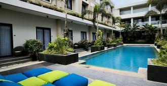 龍目島德普拉亞酒店 - Praya (海傍) - 馬塔蘭 - 游泳池