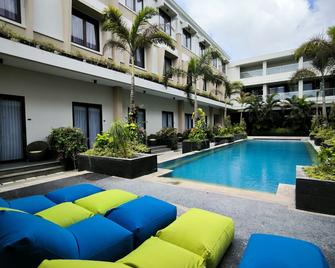 Illira Lite Praya Lombok - מטראם - בריכה