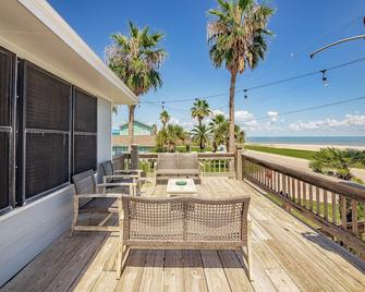 The Lighthouse - Beachfront - Perfect for Groups - Port O'Connor - Balcón